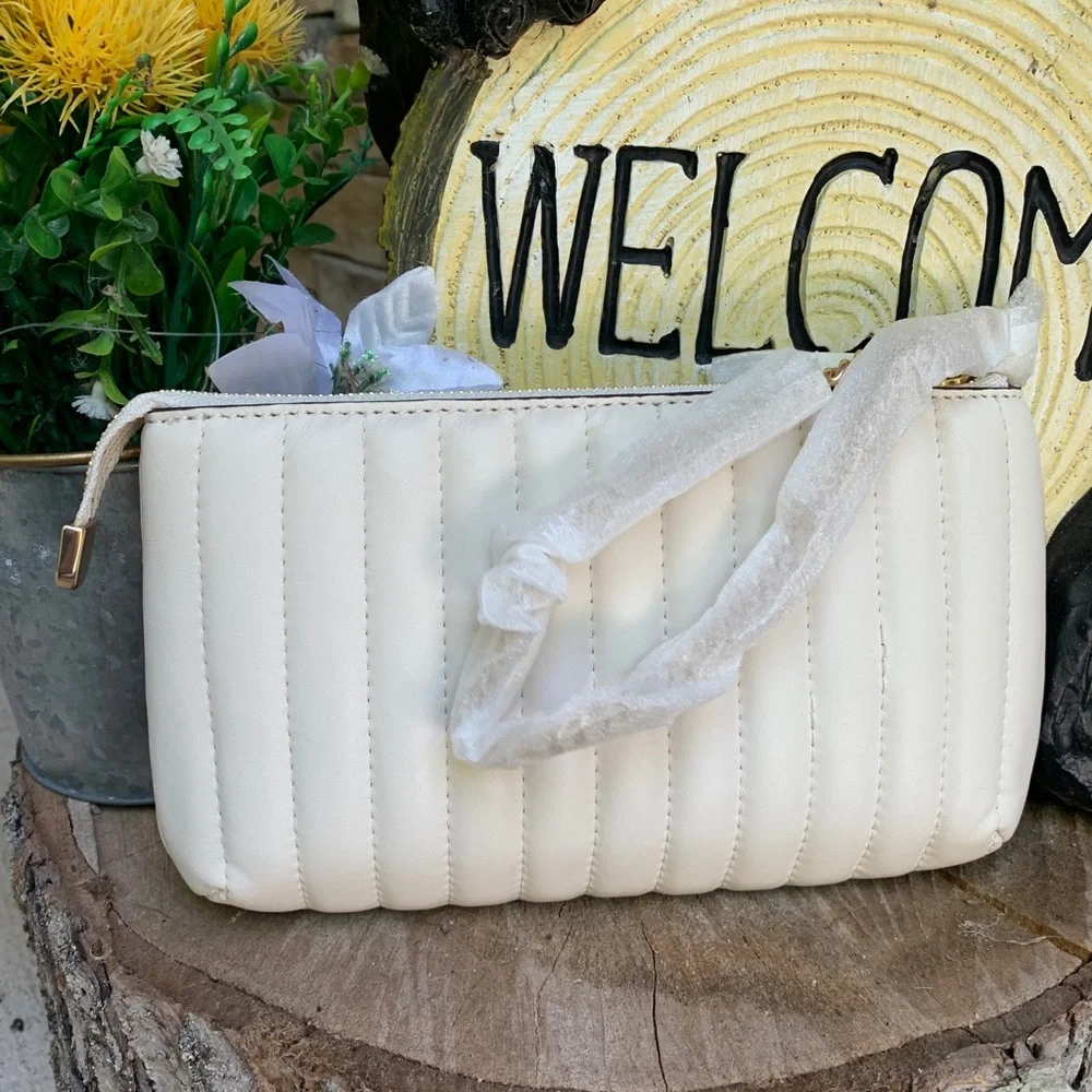 Authentic COACH 1941 Nappa leather/smooth leather zip top wristlet - Picture 4 of 15